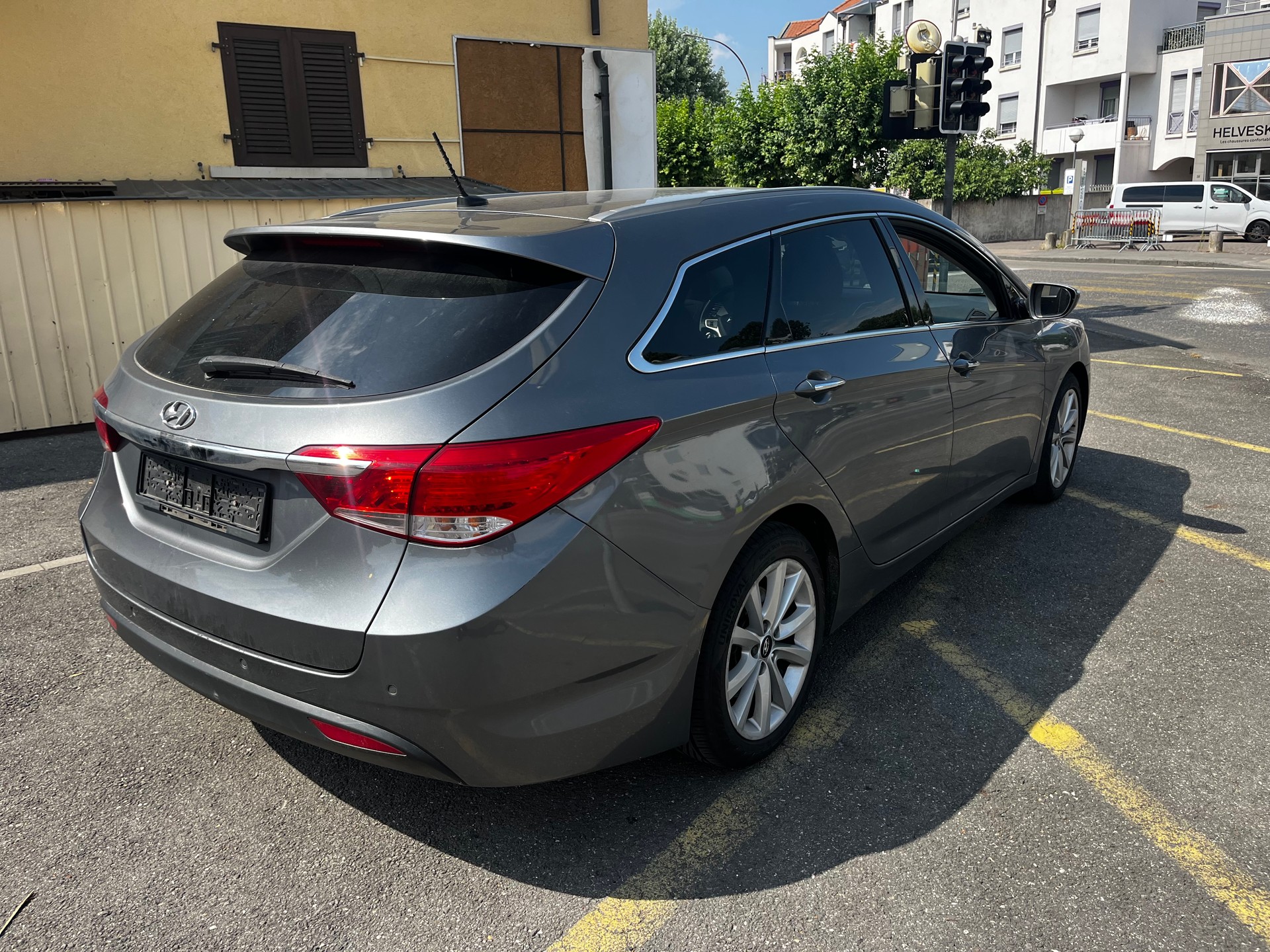 HYUNDAI i40 Wagon 2.0 GDi Premium Automatic-image-2