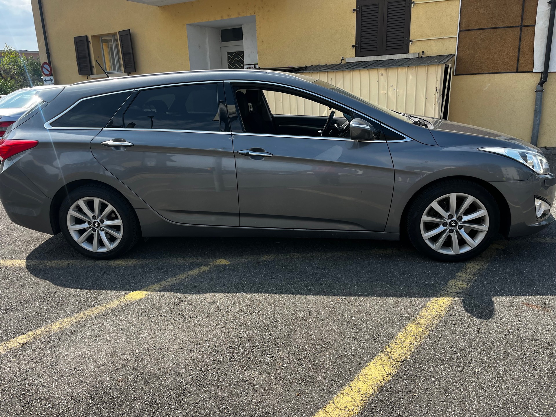 HYUNDAI i40 Wagon 2.0 GDi Premium Automatic-image-1