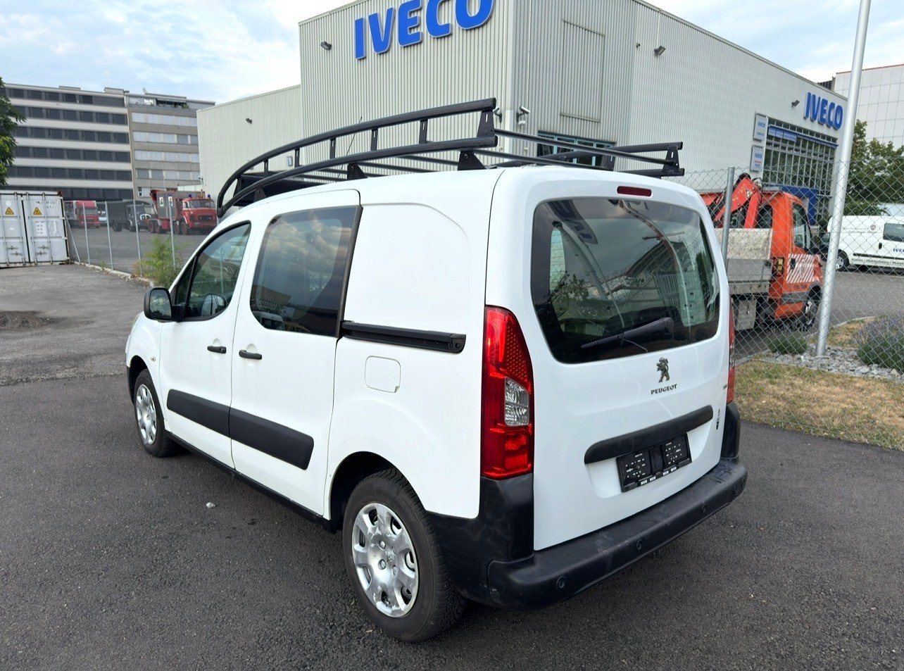 PEUGEOT Partner 1.6 e-HDI Urban Pack-image-2