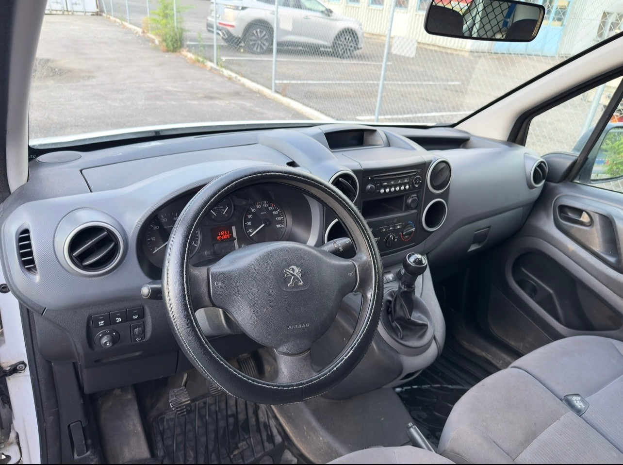 PEUGEOT Partner 1.6 e-HDI Urban Pack-image-4