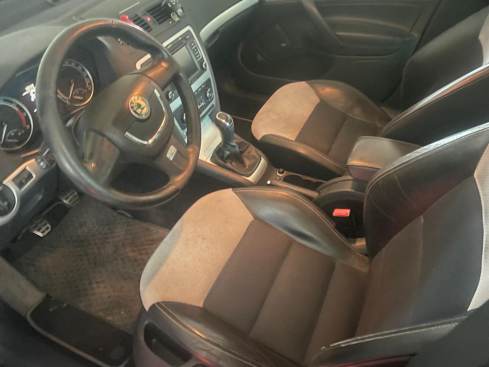SKODA Octavia Combi 2.0 RS-image-4