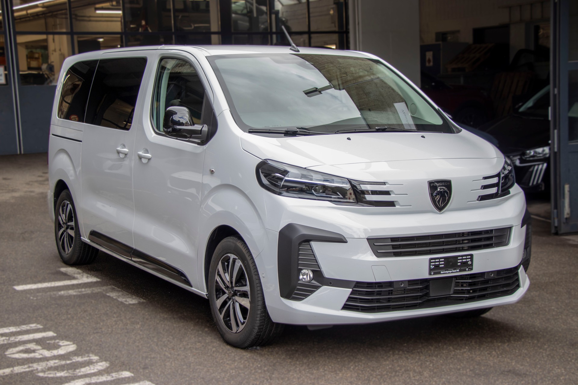 PEUGEOT Traveller 2.0 BlueHDi Business VIP Standard EAT8-showroom-element-3