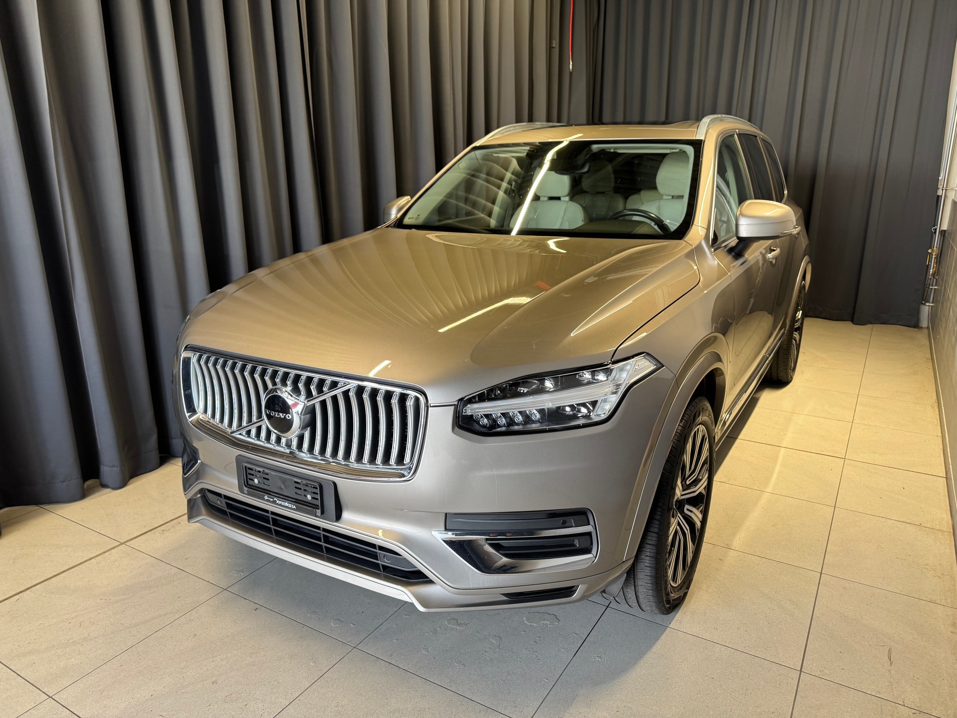 VOLVO XC90 B5 Diesel Mild Hybrid AWD Inscription Geartronic(12)(M)-image-2