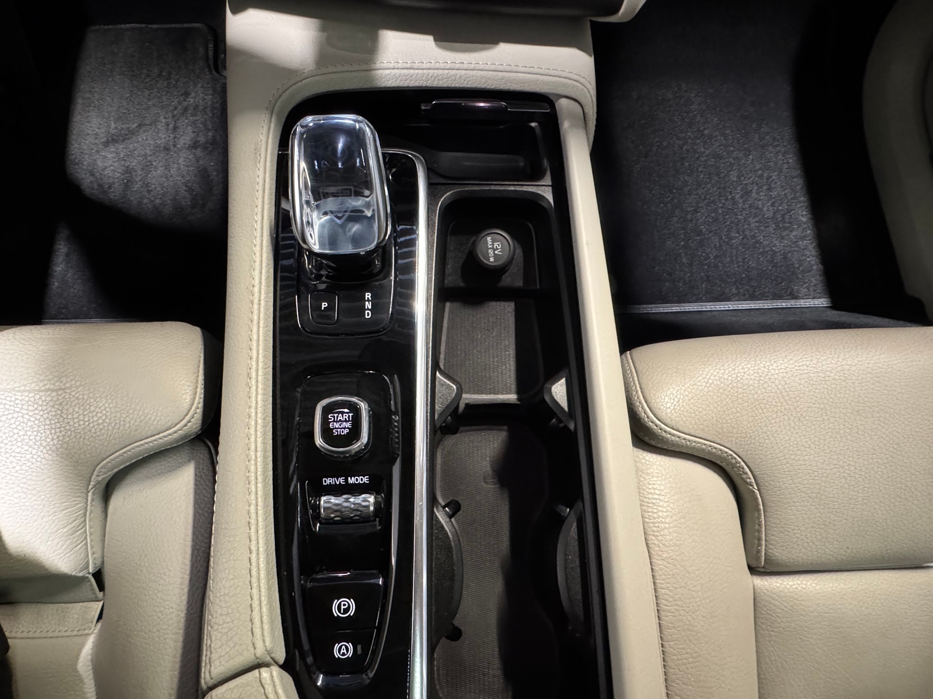 VOLVO XC90 B5 Diesel Mild Hybrid AWD Inscription Geartronic(12)(M)-image-16