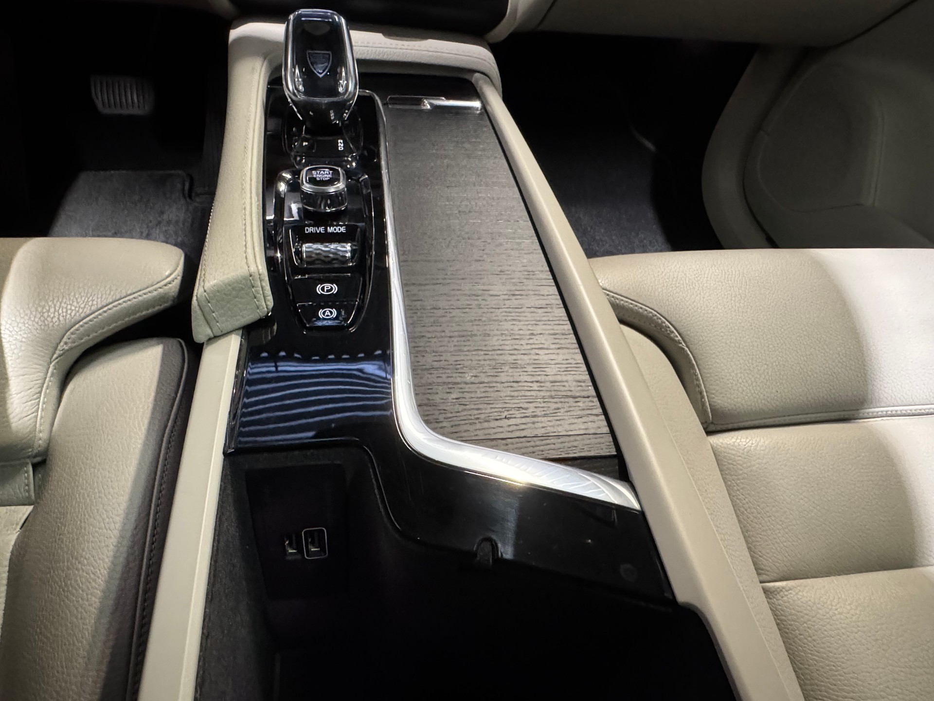 VOLVO XC90 B5 Diesel Mild Hybrid AWD Inscription Geartronic(12)(M)-image-17