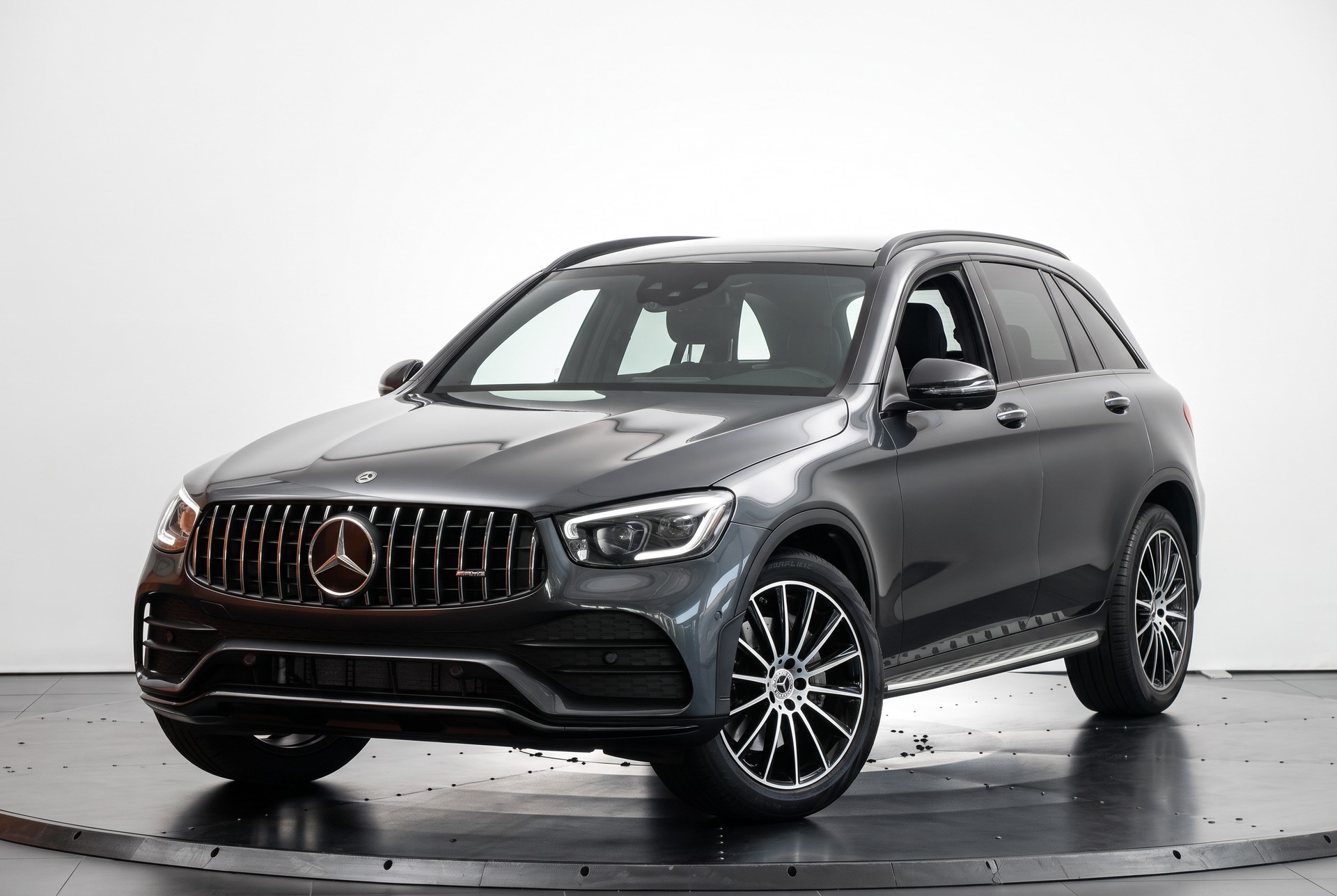 MERCEDES-BENZ GLC 300 AMG Line 4Matic Graphite Grey-showroom-element-3