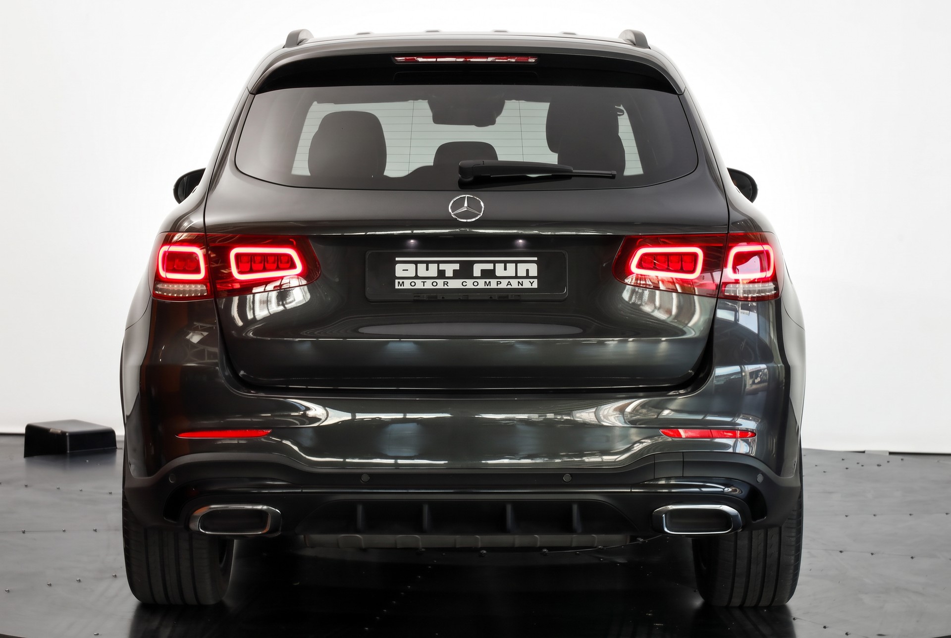 MERCEDES-BENZ GLC 300 AMG Line 4Matic Graphite Grey-showroom-element-2