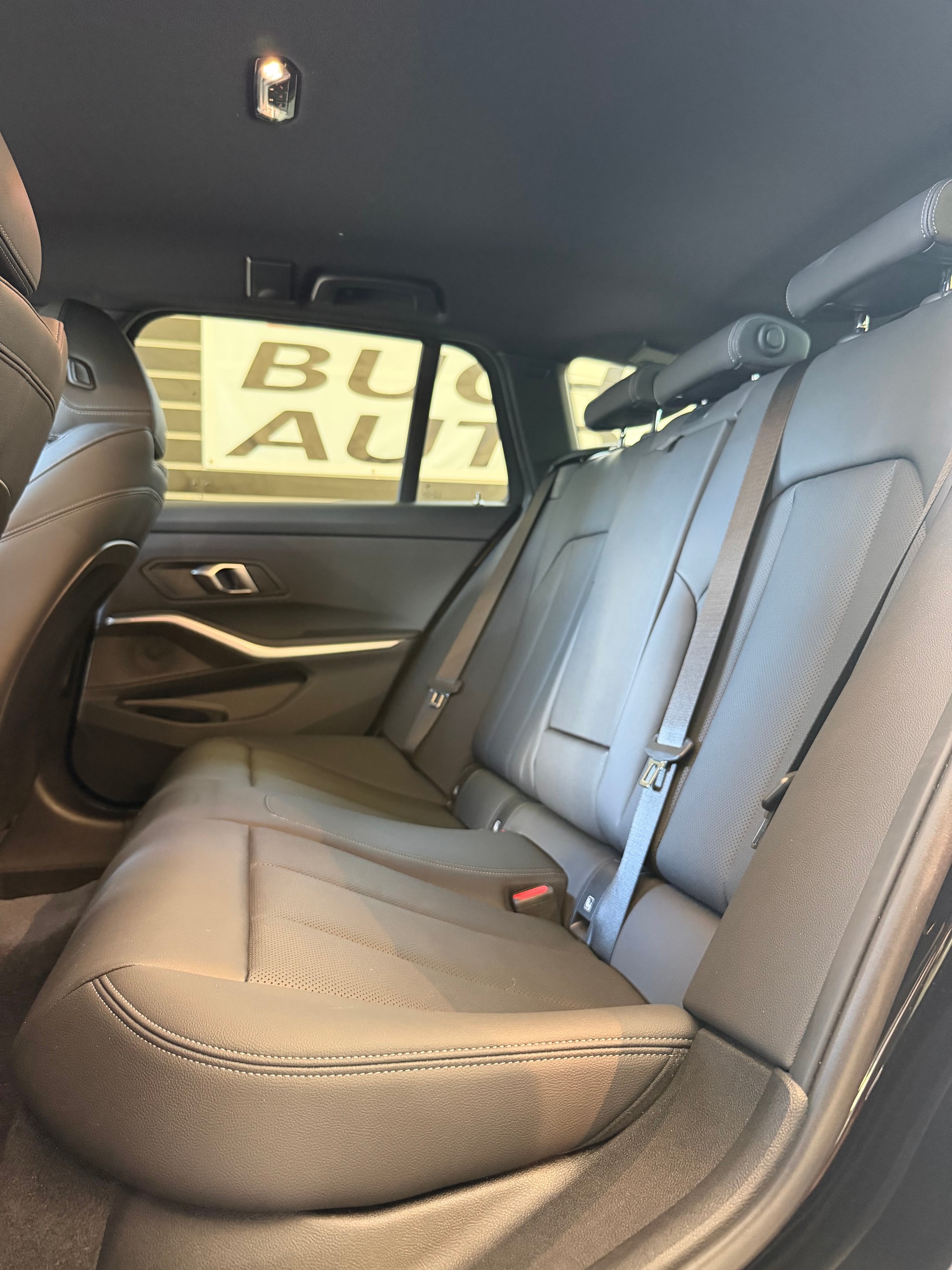 BMW 320d xDrive SAG Touring-image-8