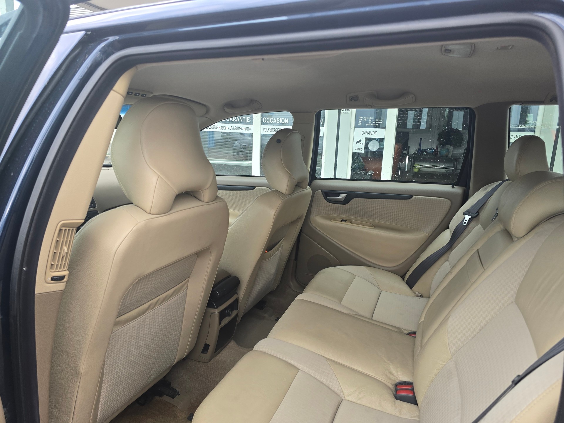 VOLVO V70 2.5T-image-11