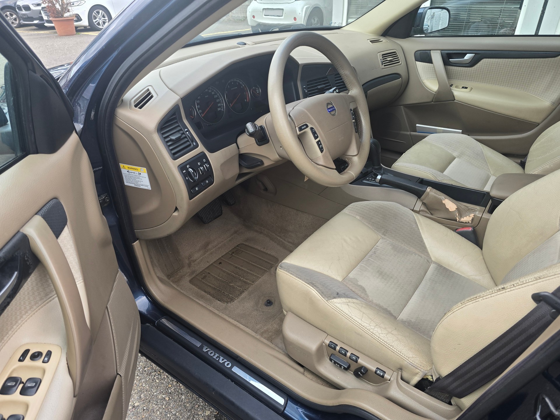 VOLVO V70 2.5T-image-10