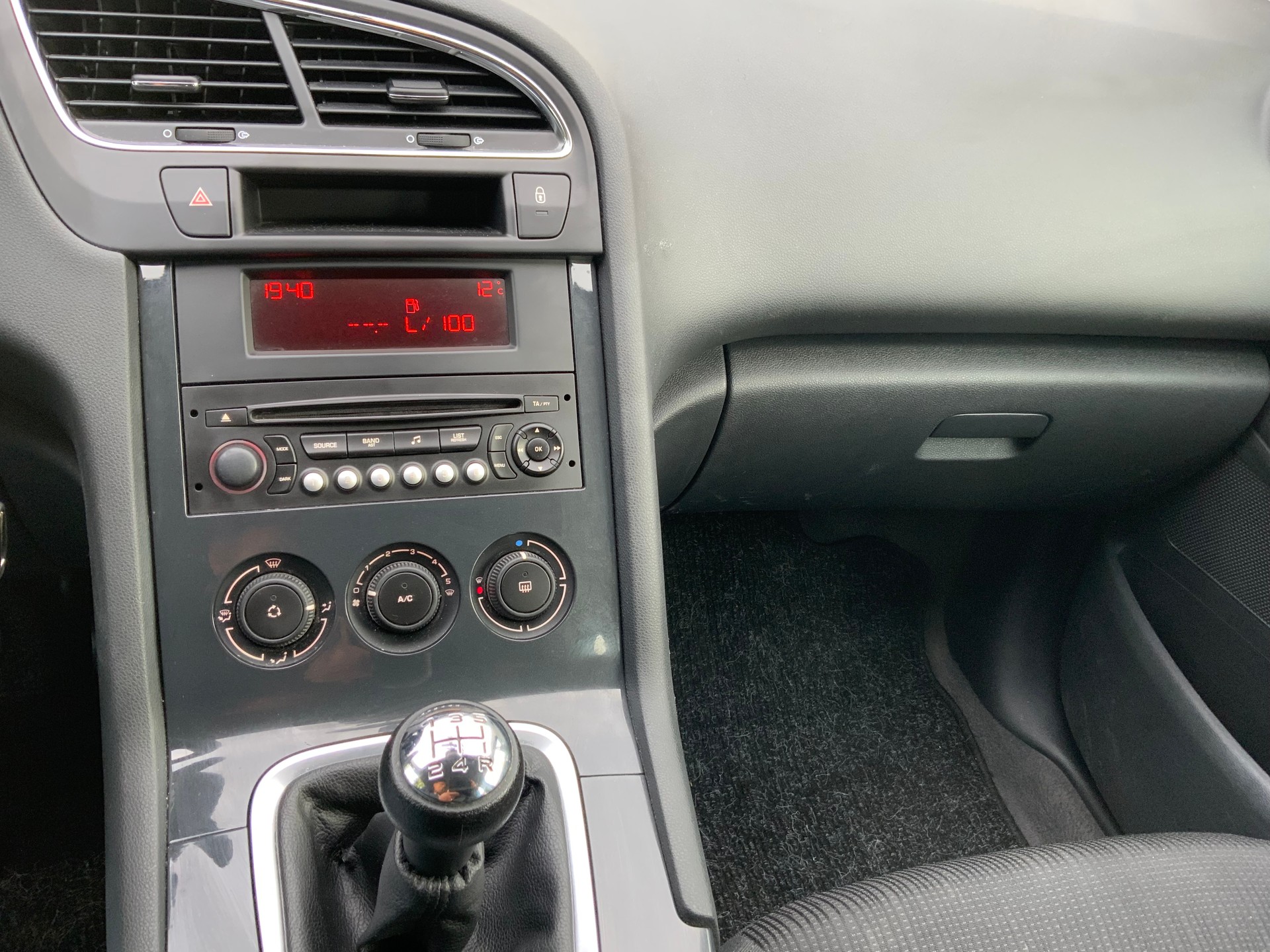 PEUGEOT 5008 1.6 16V VTI Sport-image-9
