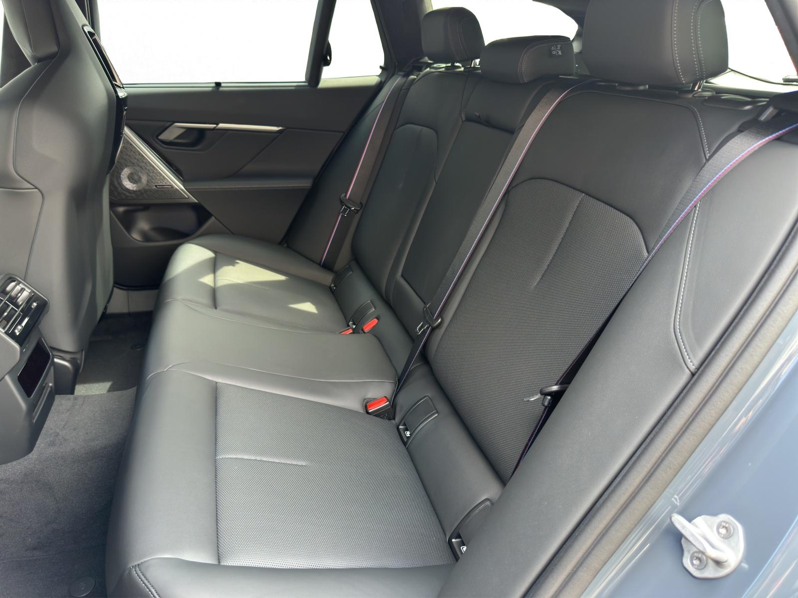 BMW M5 xDrive Touring-image-13