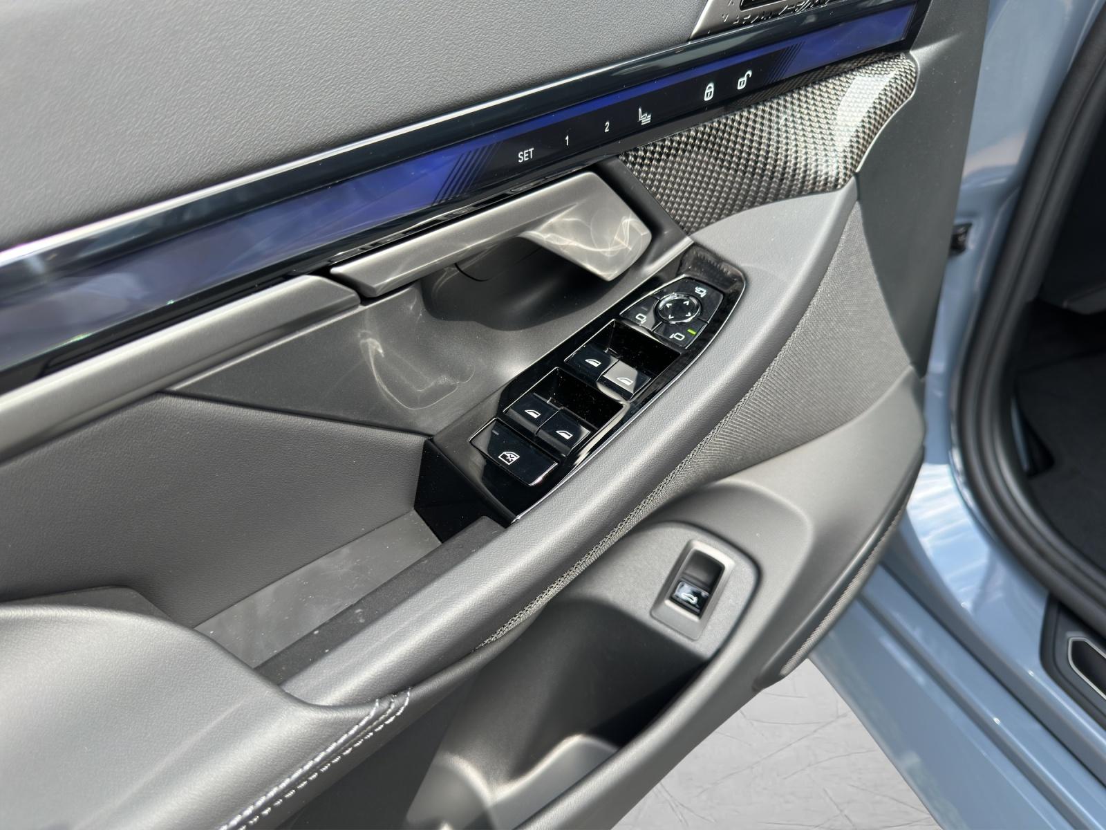 BMW M5 xDrive Touring-image-16