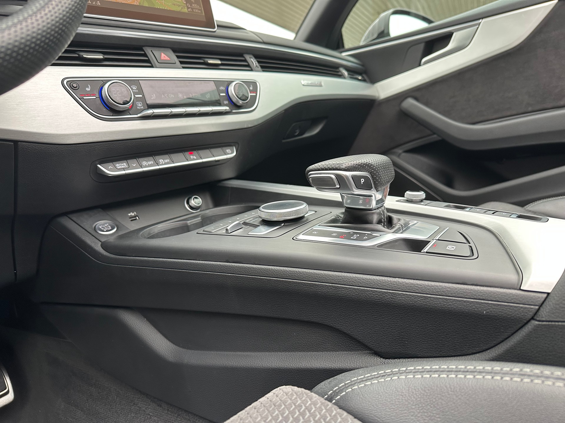AUDI A5 Cabriolet 2.0 TFSI Sport quattro S-tronic-image-10