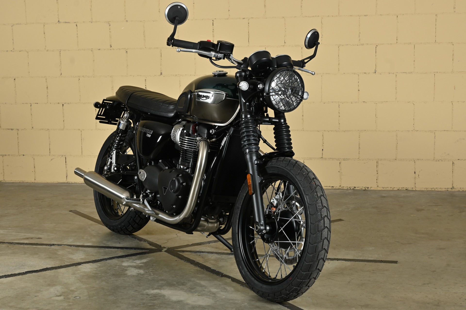 TRIUMPH Bonneville 900 T 100-showroom-element-2