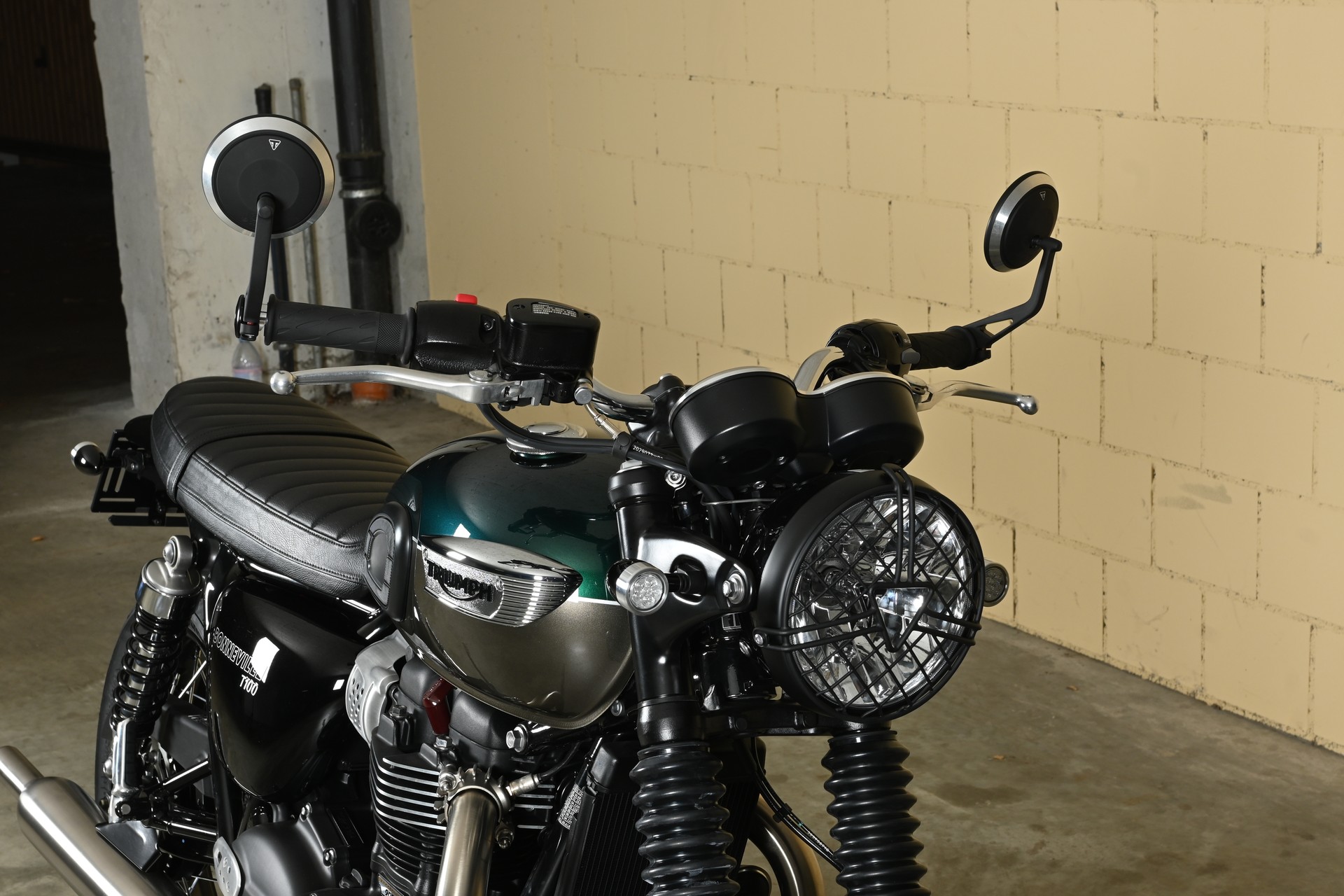 TRIUMPH Bonneville 900 T 100-showroom-element-1