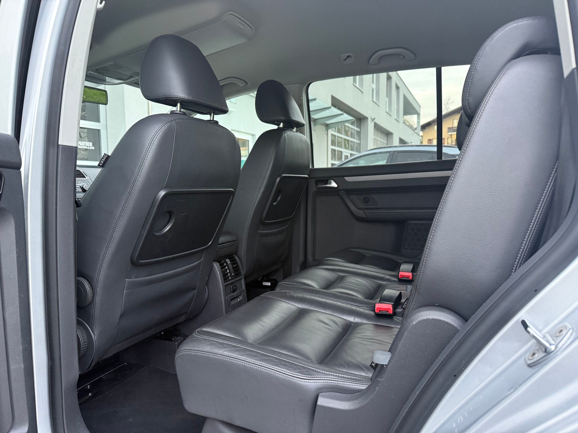 VW Touran 1.4 TSI EcoFuel Trendline DSG-image-9