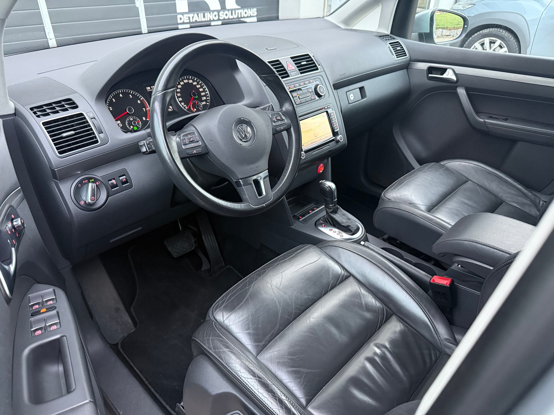 VW Touran 1.4 TSI EcoFuel Trendline DSG-image-7