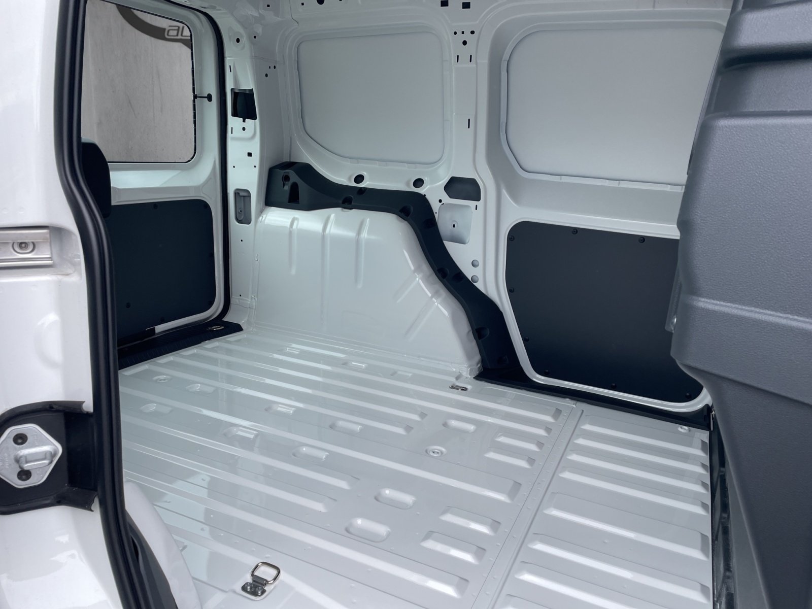 VW Caddy Cargo 2.0TDI-image-12