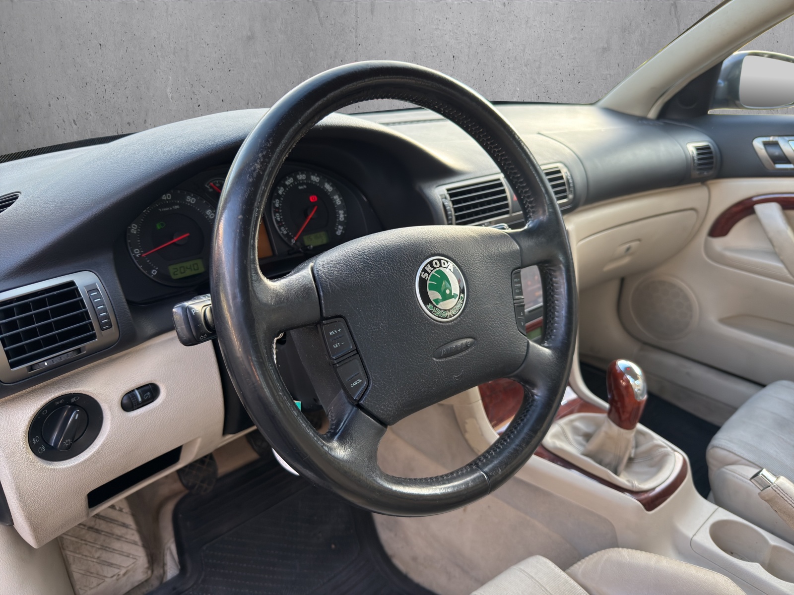 SKODA Superb 1.8 Turbo Classic-image-9