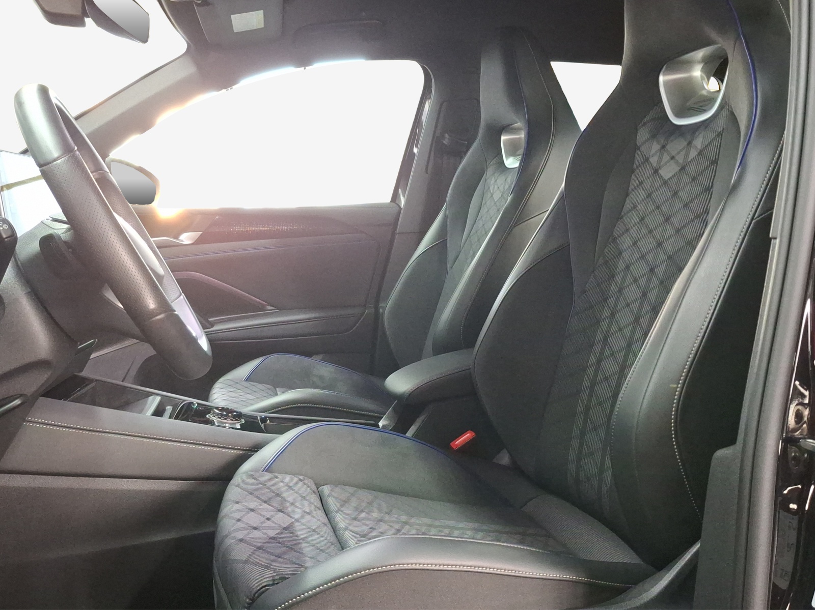 VW Tiguan 2.0 TDI SCR R-Line 4Motion DSG-image-7