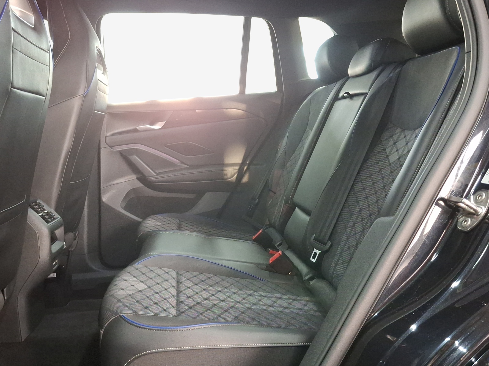 VW Tiguan 2.0 TDI SCR R-Line 4Motion DSG-image-11