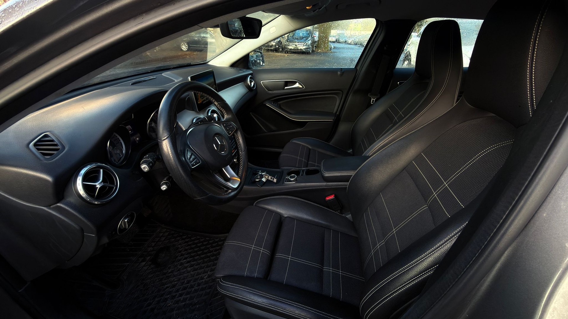 MERCEDES-BENZ GLA 250 Urban 4Matic 7G-DCT-image-14