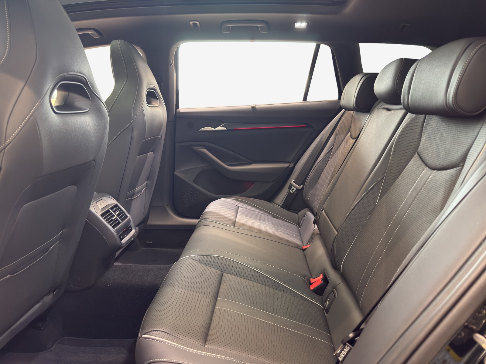 SKODA Superb Combi 2.0 TSI Sportline 4x4 DSG-image-11