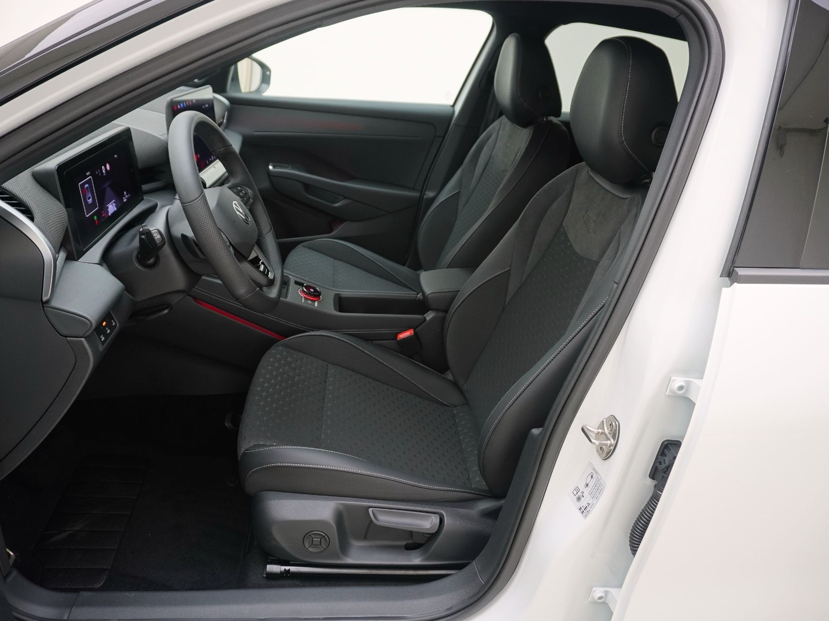 VW T-Roc 1.5 eTSI R-Line DSG-image-12