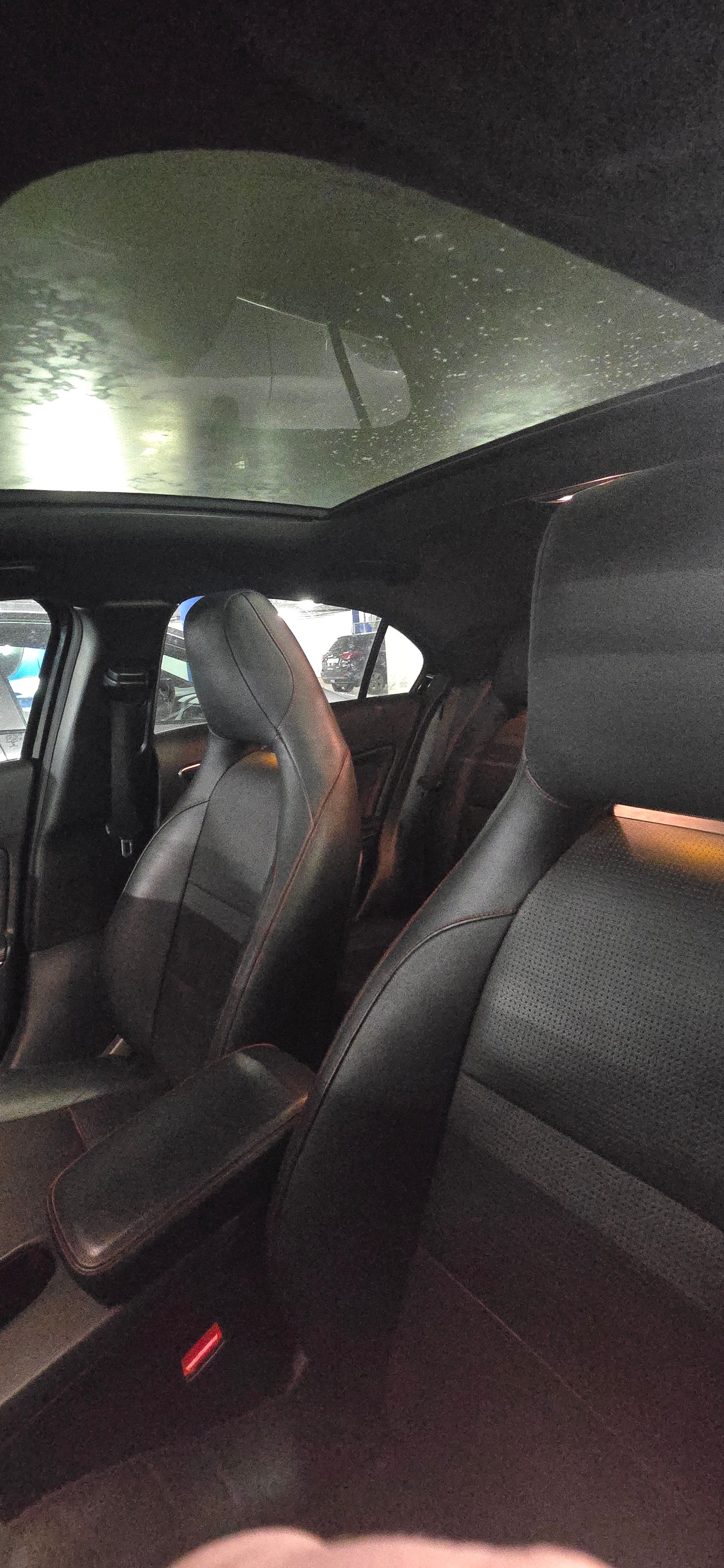 MERCEDES-BENZ A 250 AMG Line 4Matic 7G-DCT-image-4