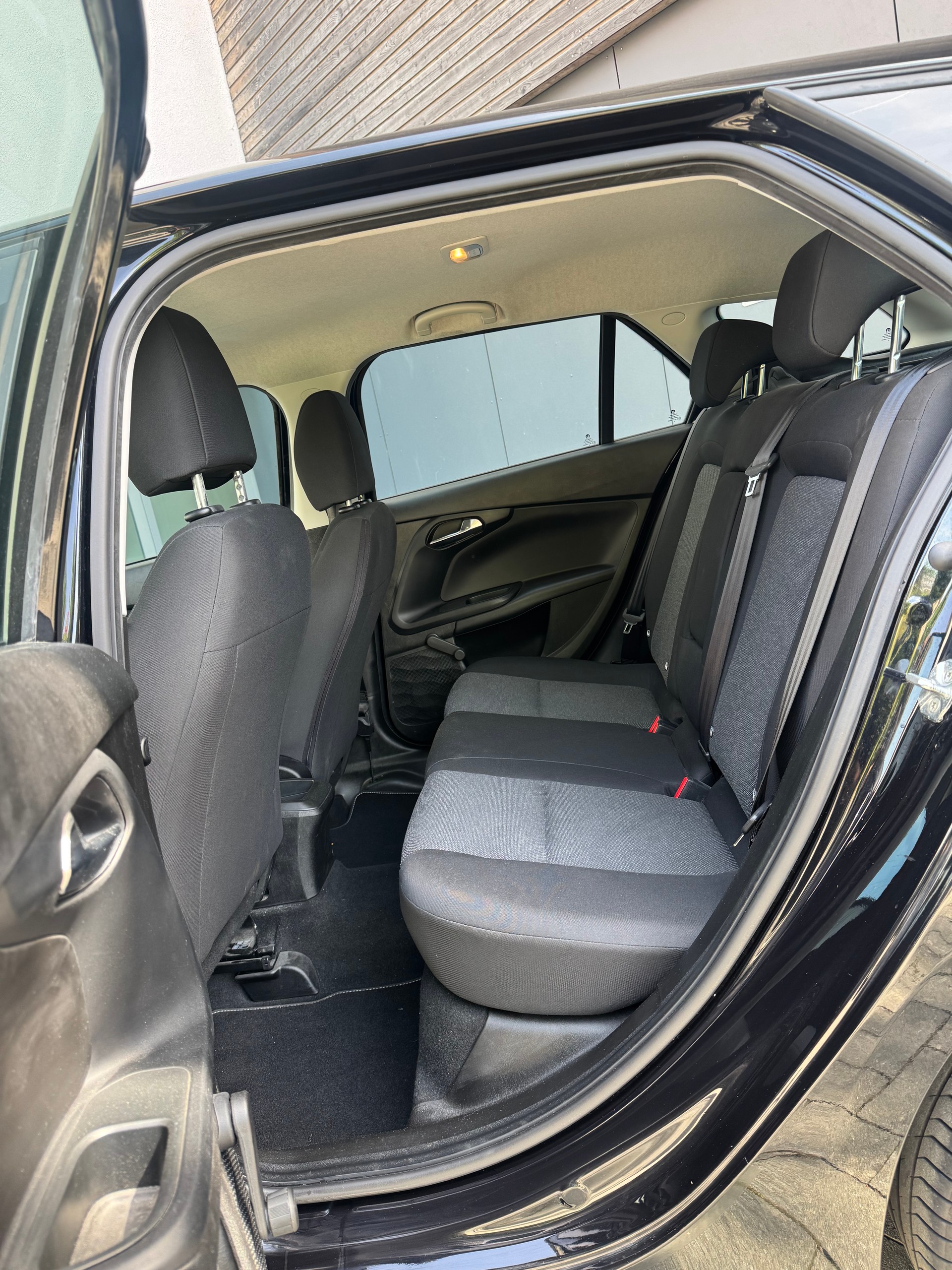 FIAT Tipo 1.4T Station Wagon Street-image-9