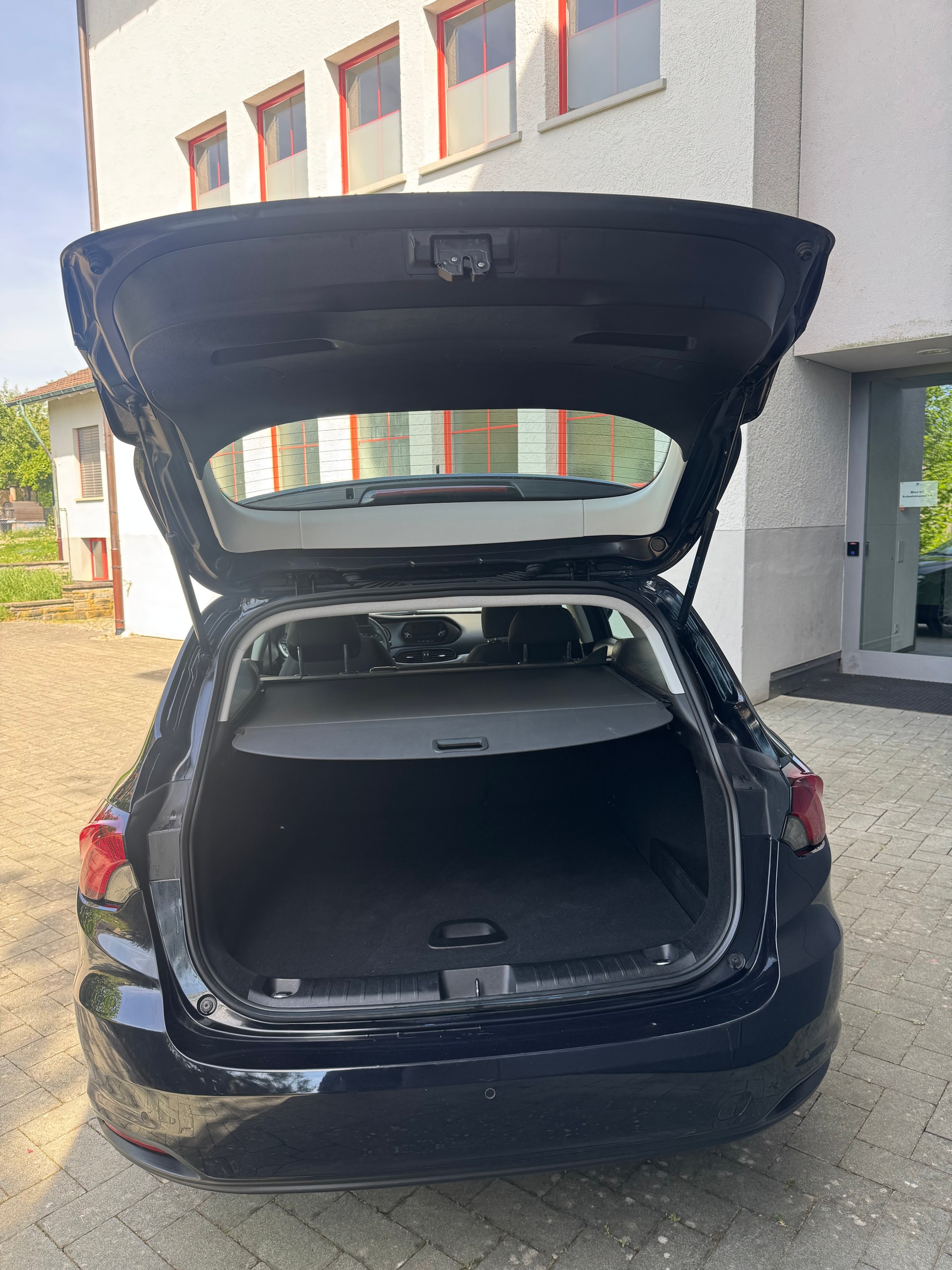 FIAT Tipo 1.4T Station Wagon Street-image-12