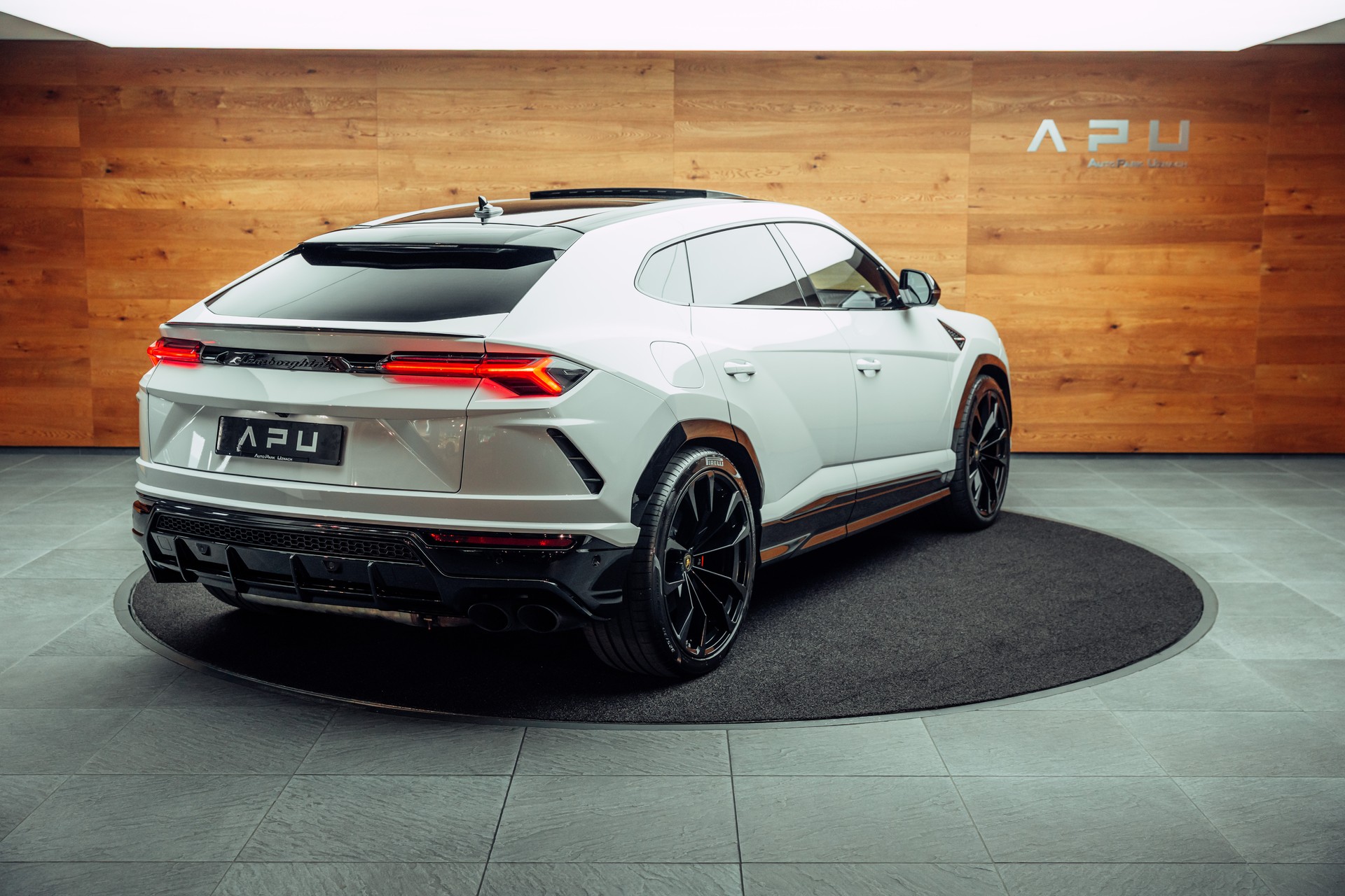 LAMBORGHINI Urus E-Gear Bianco Icarus-image-1