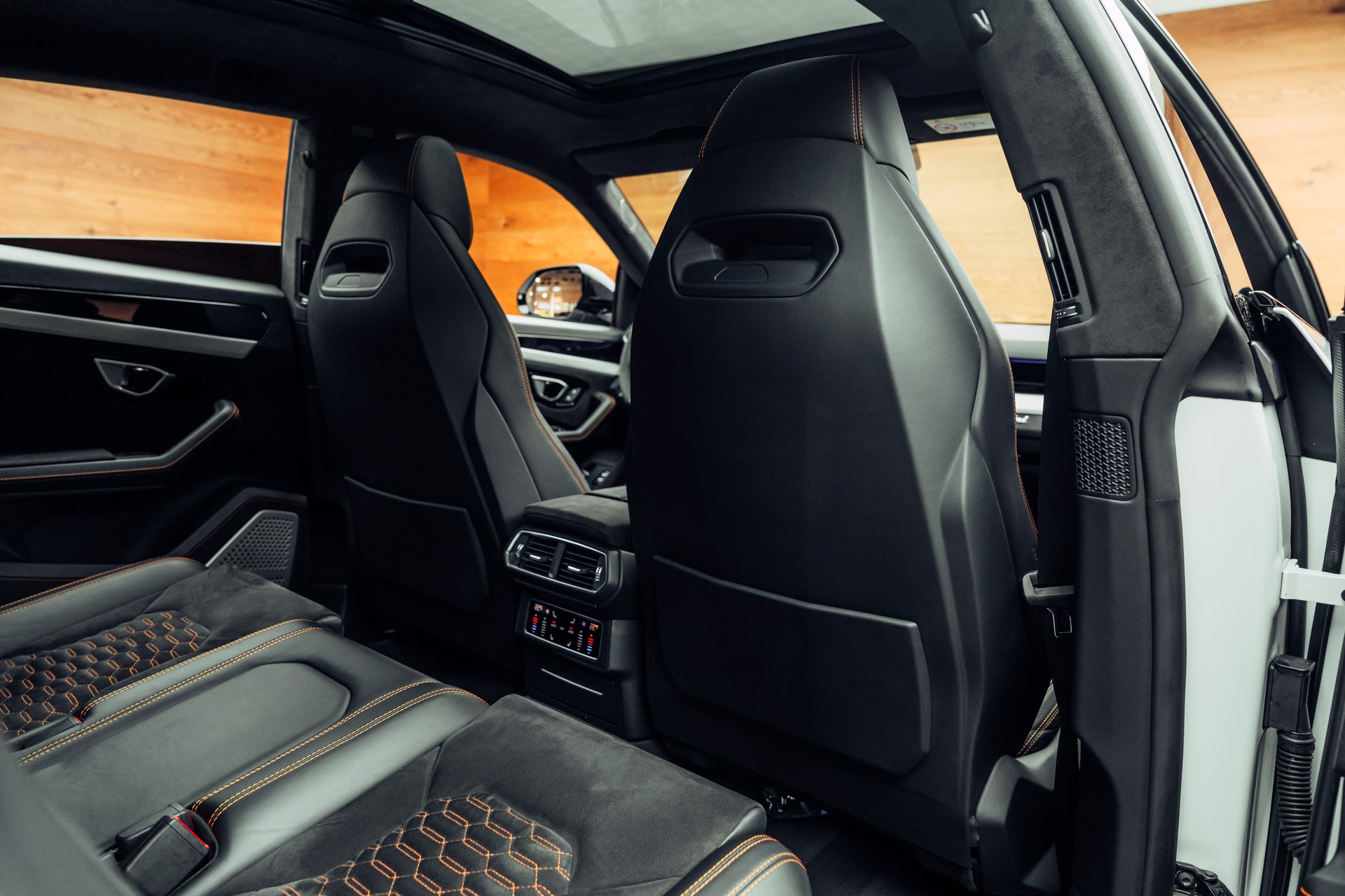 LAMBORGHINI Urus E-Gear Bianco Icarus-image-10