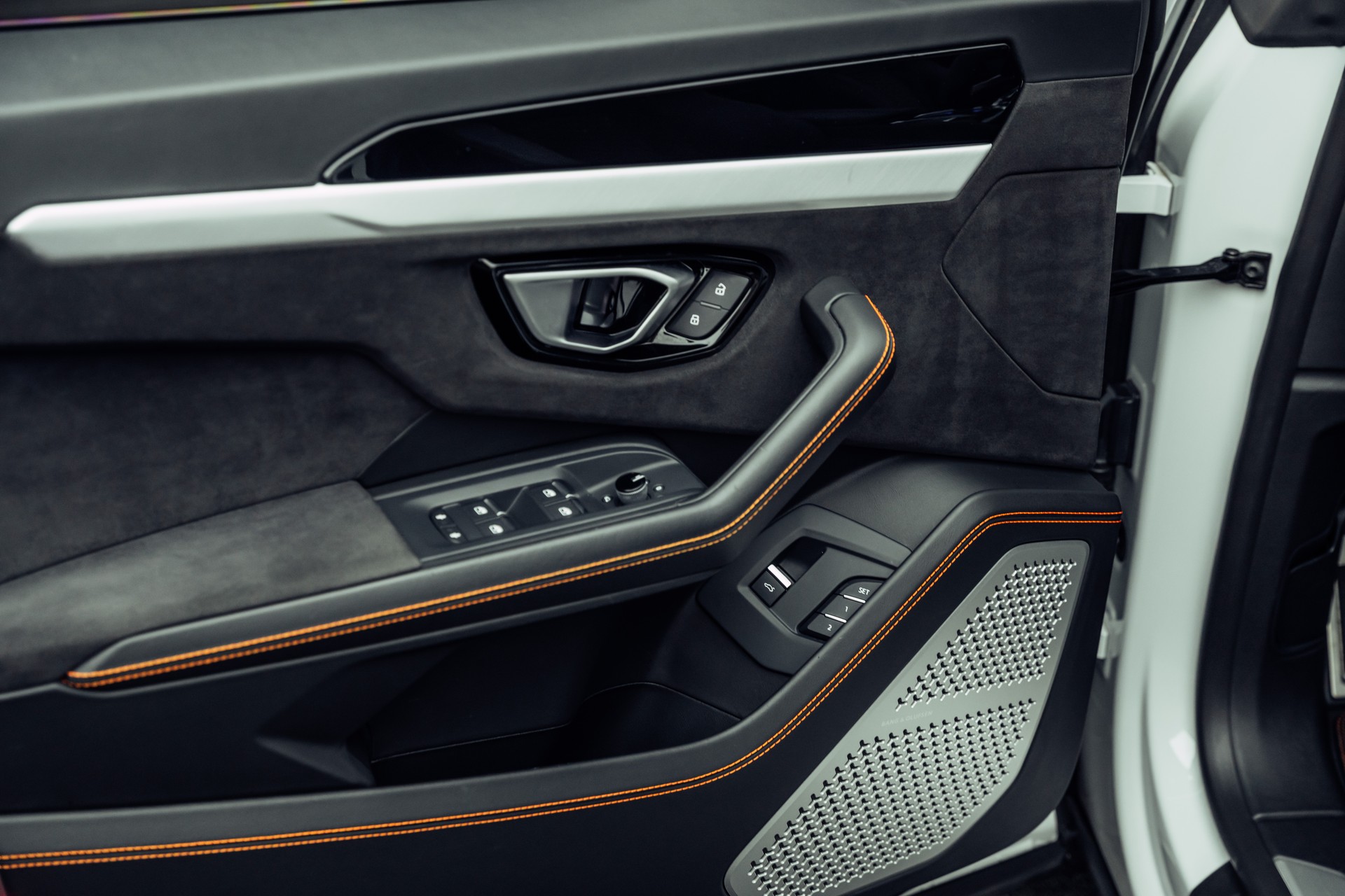 LAMBORGHINI Urus E-Gear Bianco Icarus-image-15