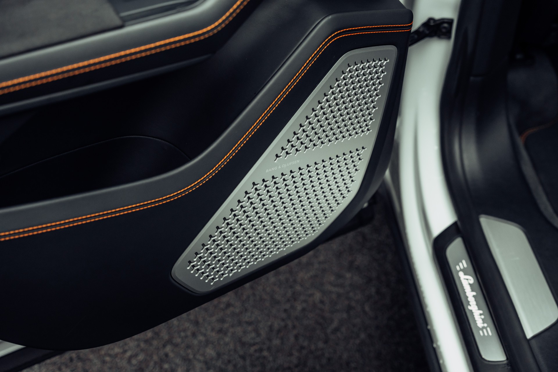 LAMBORGHINI Urus E-Gear Bianco Icarus-image-19