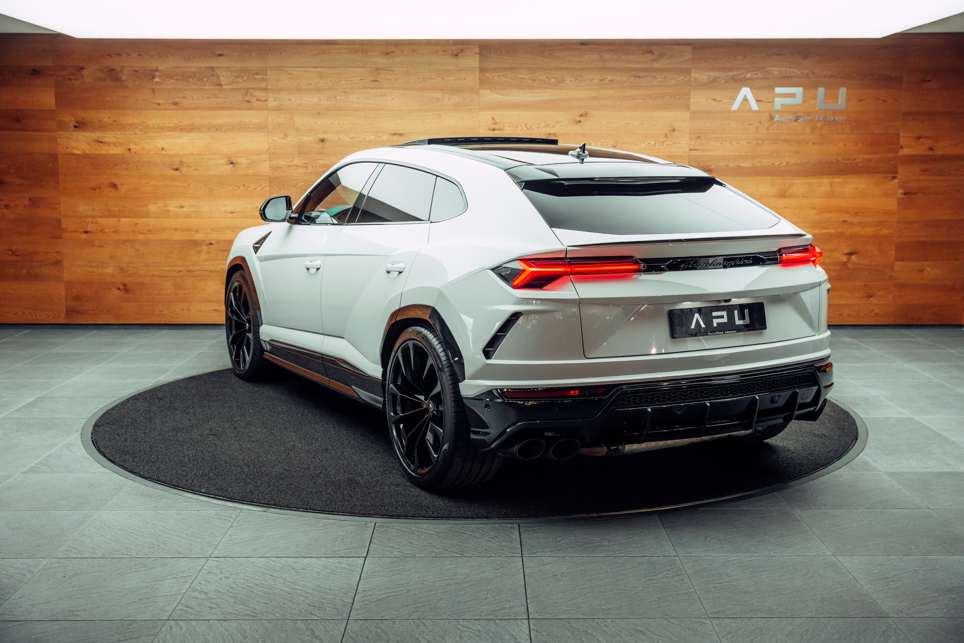 LAMBORGHINI Urus E-Gear Bianco Icarus-image-2
