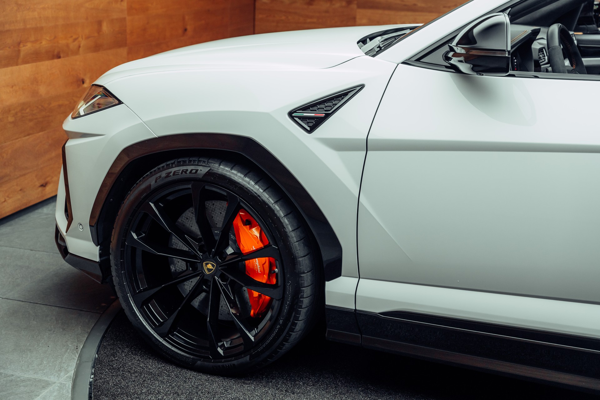 LAMBORGHINI Urus E-Gear Bianco Icarus-image-24