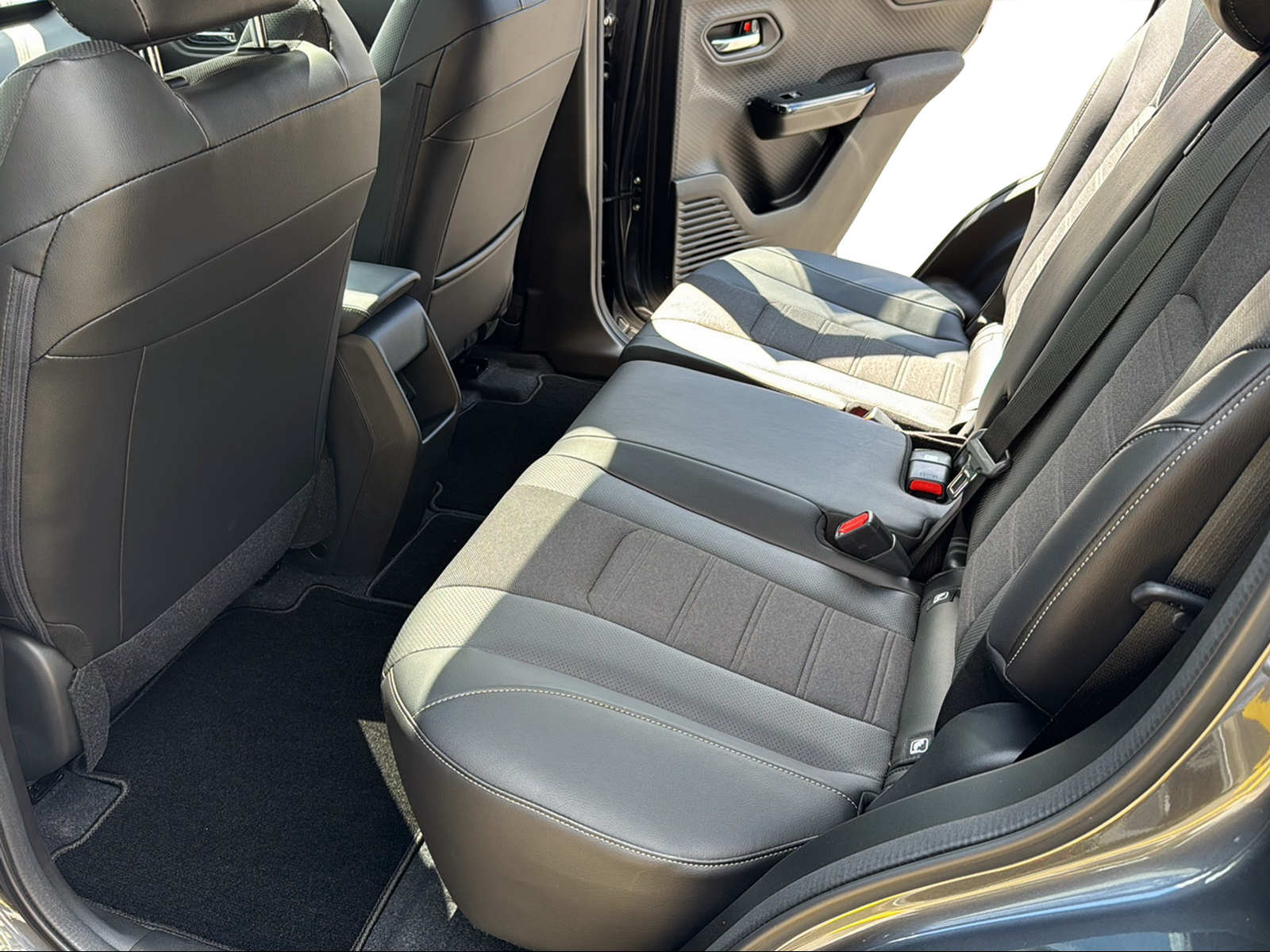 TOYOTA Urban Cruiser 61 kWh Premium AWD-image-8