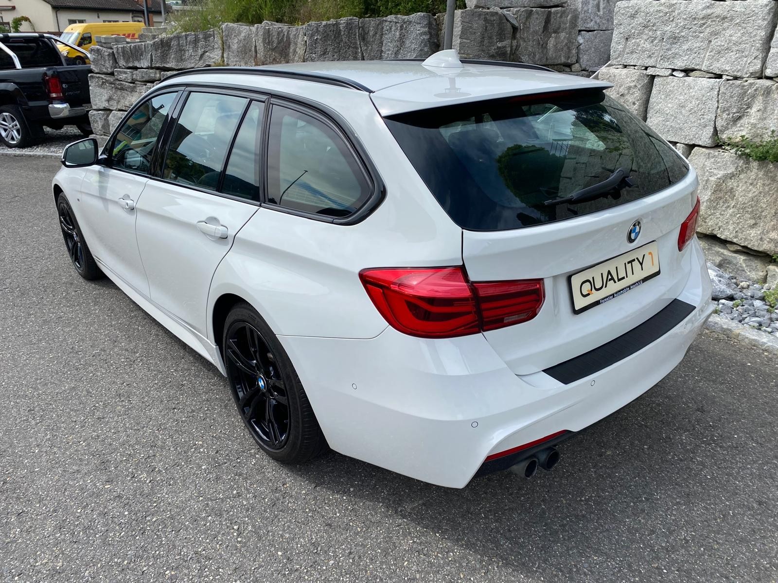 BMW 330i xDrive Touring M Sport Steptronic-image-2