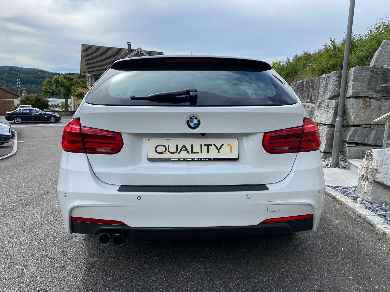 BMW 330i xDrive Touring M Sport Steptronic-image-3