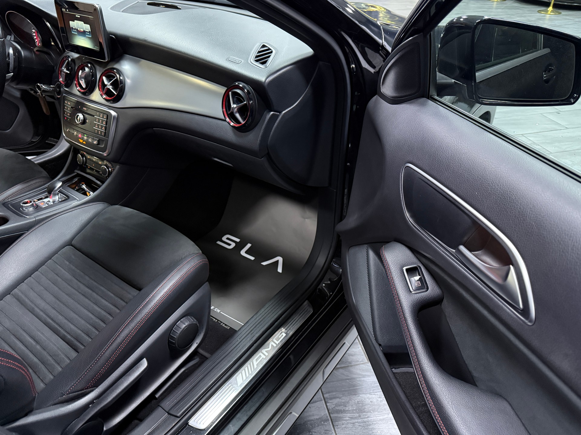 MERCEDES-BENZ GLA 45 AMG 4Matic 7G-DCT-image-12