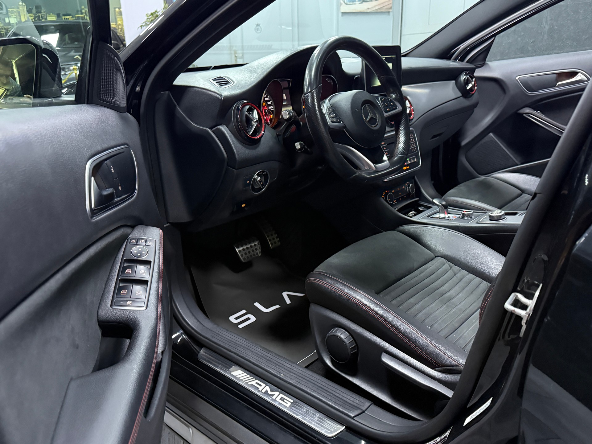 MERCEDES-BENZ GLA 45 AMG 4Matic 7G-DCT-image-8