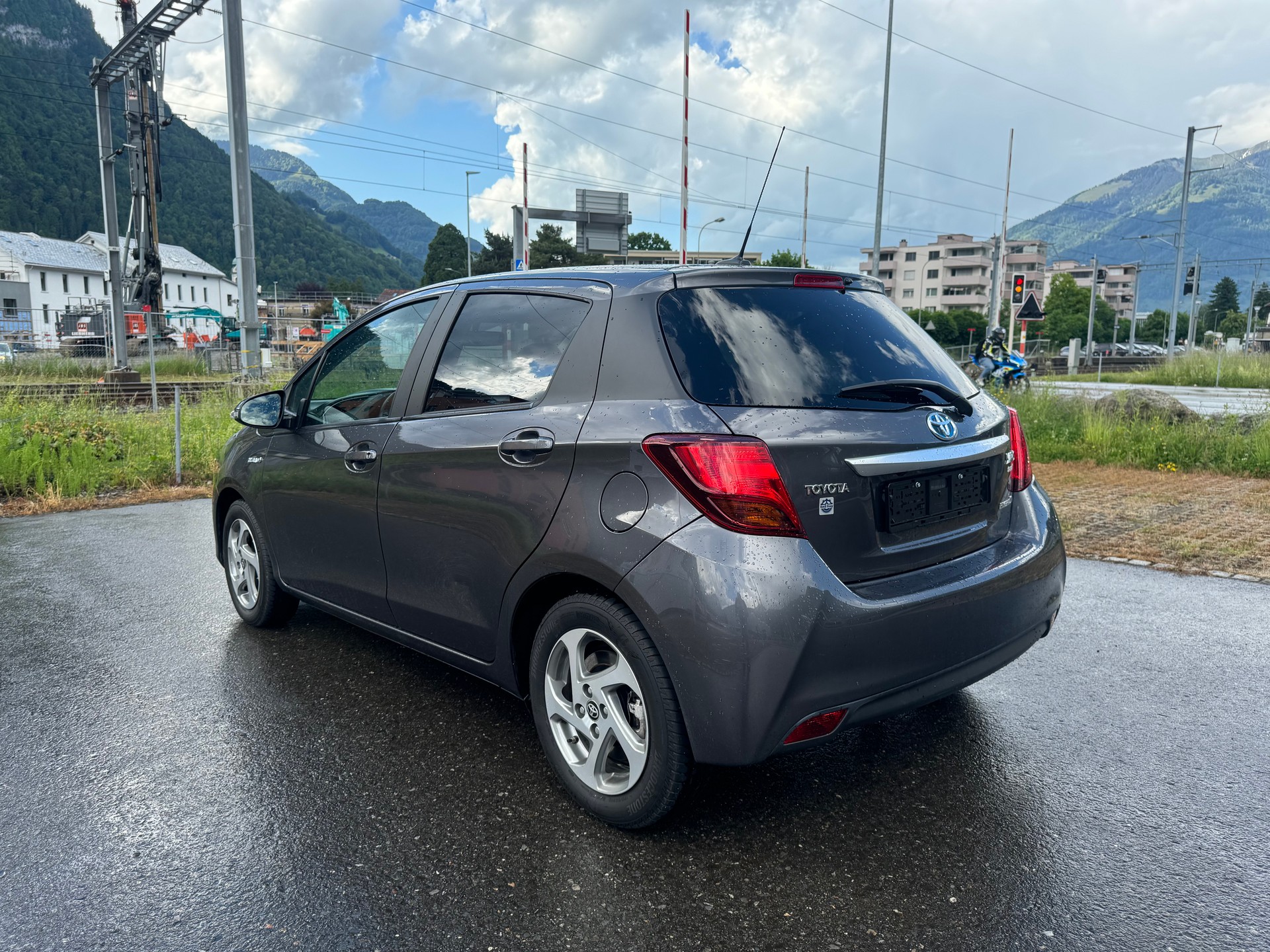 TOYOTA Yaris 1.5 VVT-i Hybrid Trend e-CVT-image-1