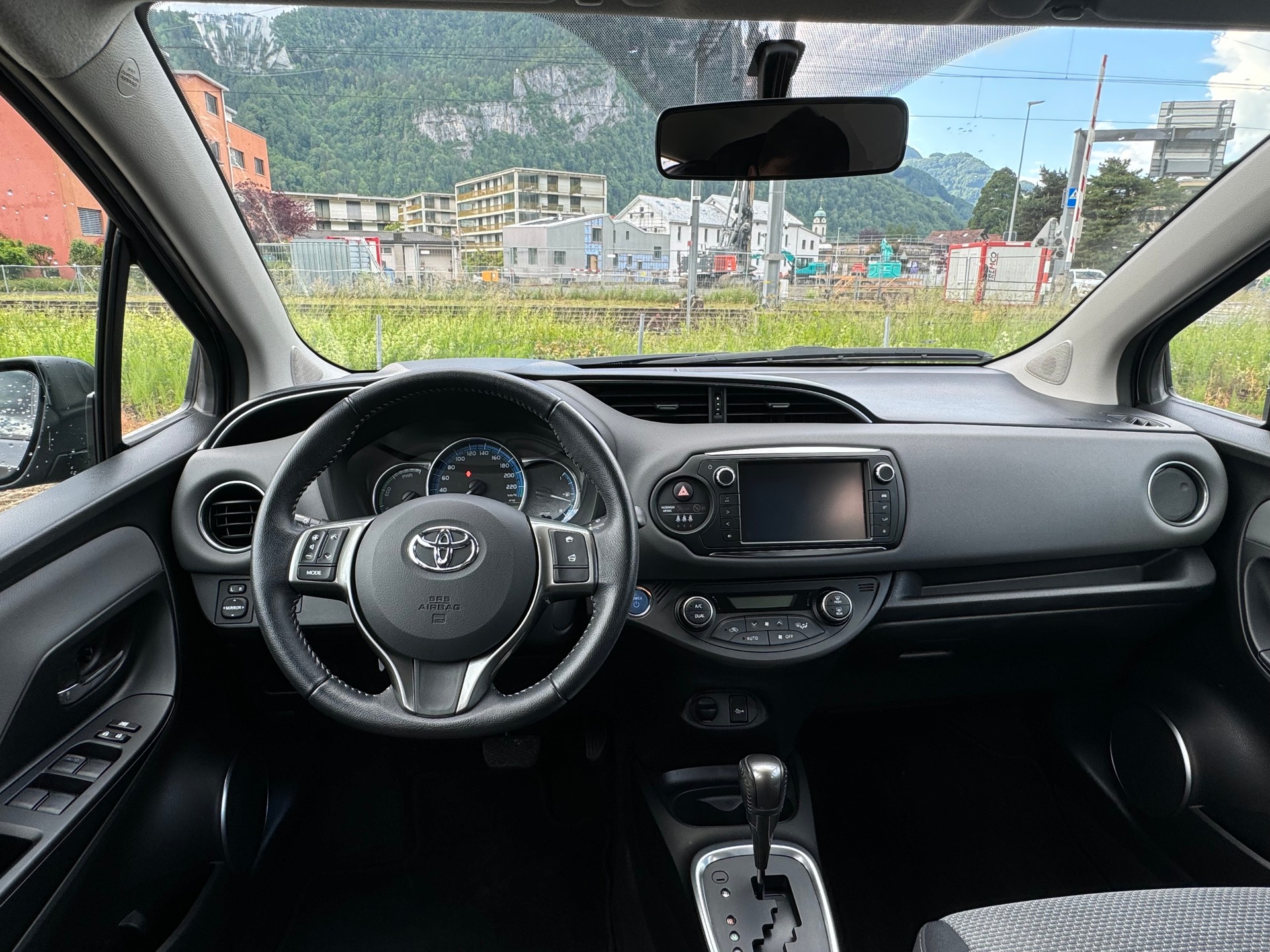 TOYOTA Yaris 1.5 VVT-i Hybrid Trend e-CVT-image-9