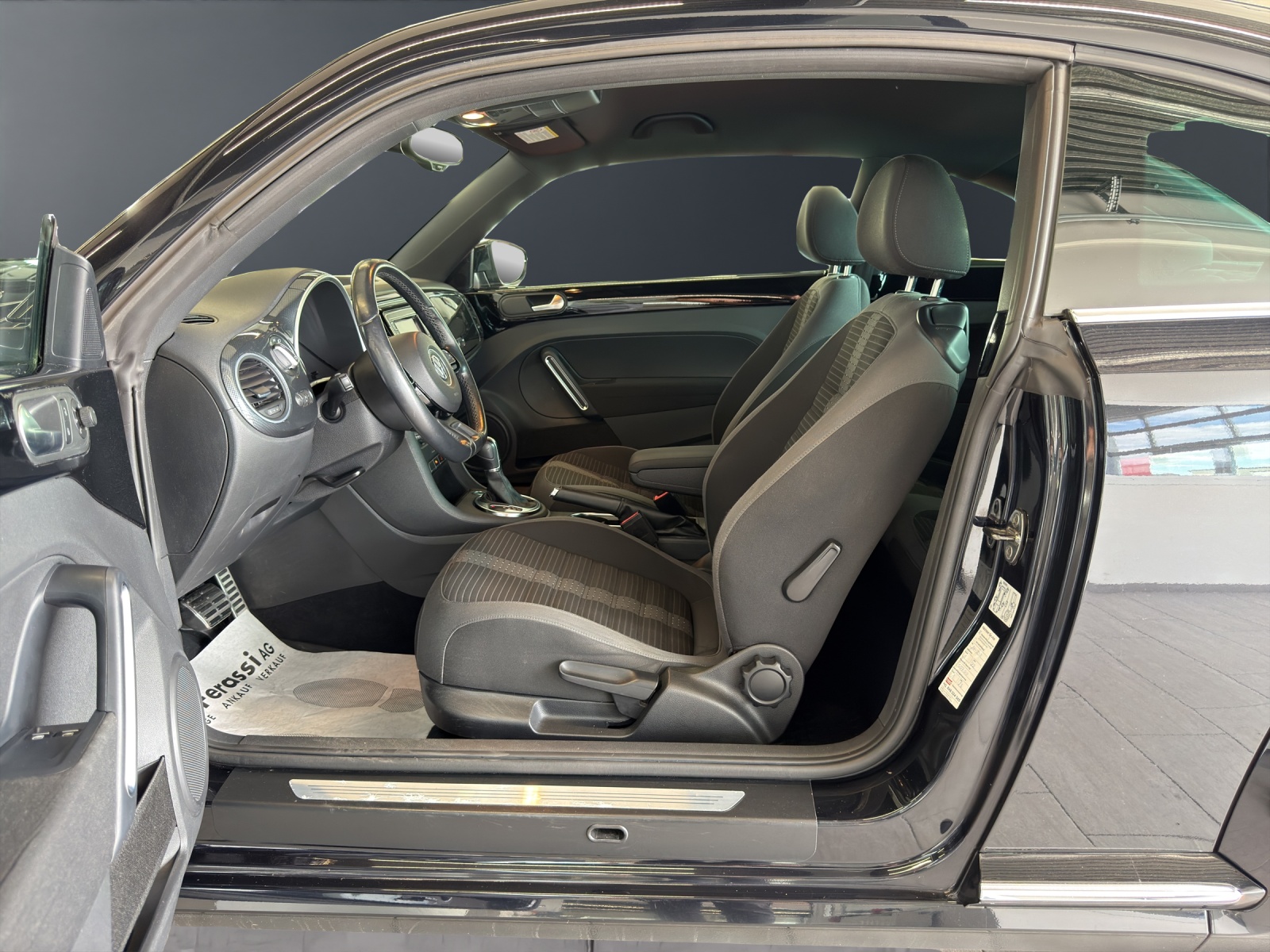 VW Beetle 2.0 TSI Sport DSG-image-14