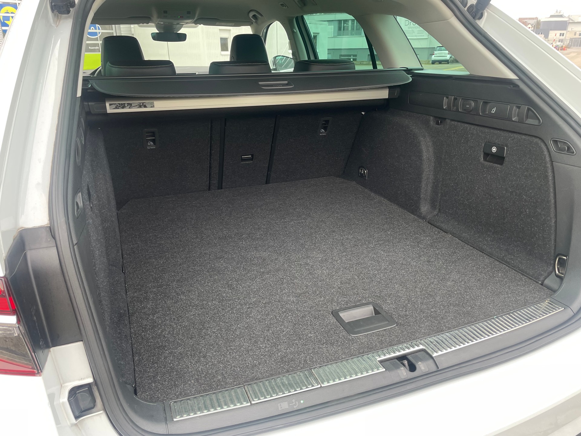 SKODA Superb Combi 2.0 TDi Style 4x4 DSG * MY SKODA PAKET - LEDER ALCANTARA - WEISS METALLIC - AHK 2200kg *-image-18