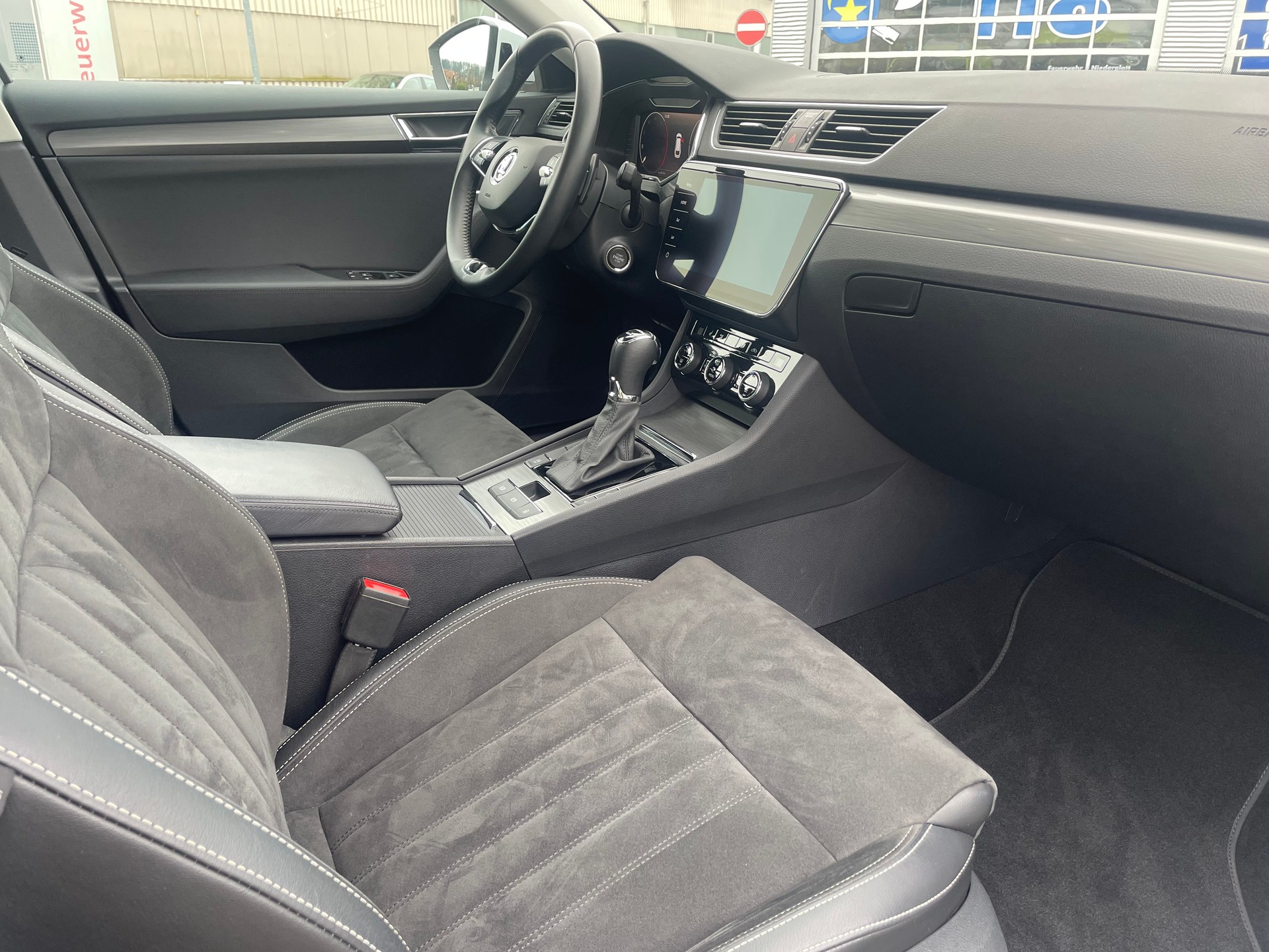 SKODA Superb Combi 2.0 TDi Style 4x4 DSG * MY SKODA PAKET - LEDER ALCANTARA - WEISS METALLIC - AHK 2200kg *-image-17