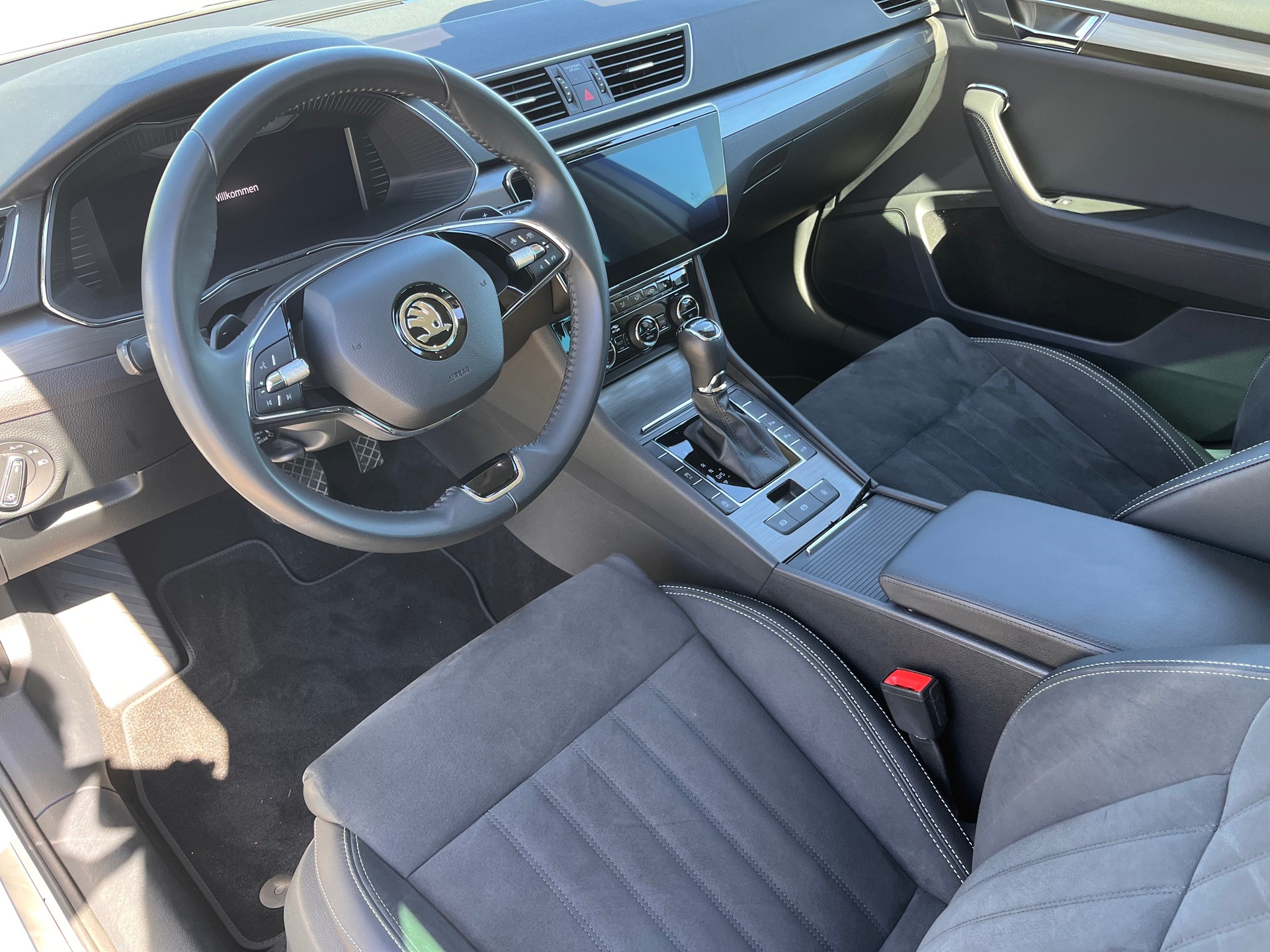 SKODA Superb Combi 2.0 TDi Style 4x4 DSG * MY SKODA PAKET - LEDER ALCANTARA - PEARL WEISS METALLIC - AHK 2200kg *-image-13