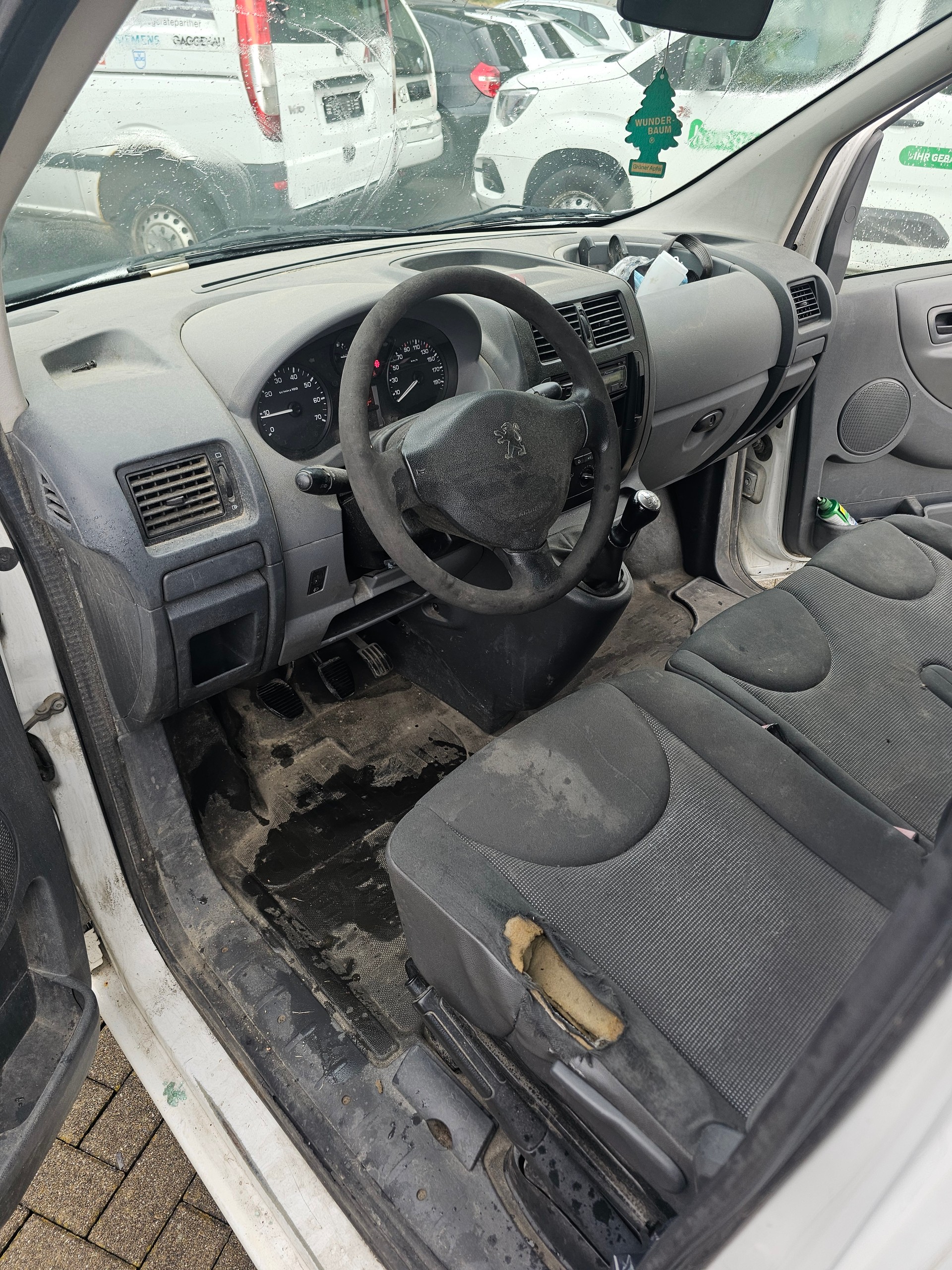 PEUGEOT Expert 1.6 HDi 227 L1H1-image-9